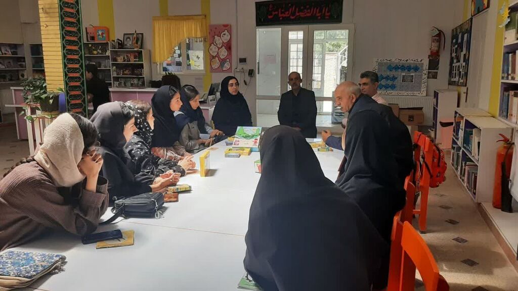 نماینده شهرستان رزن-درگزین به کانون دمق، رزن و درگزین وسایل بازی اهدا کرد