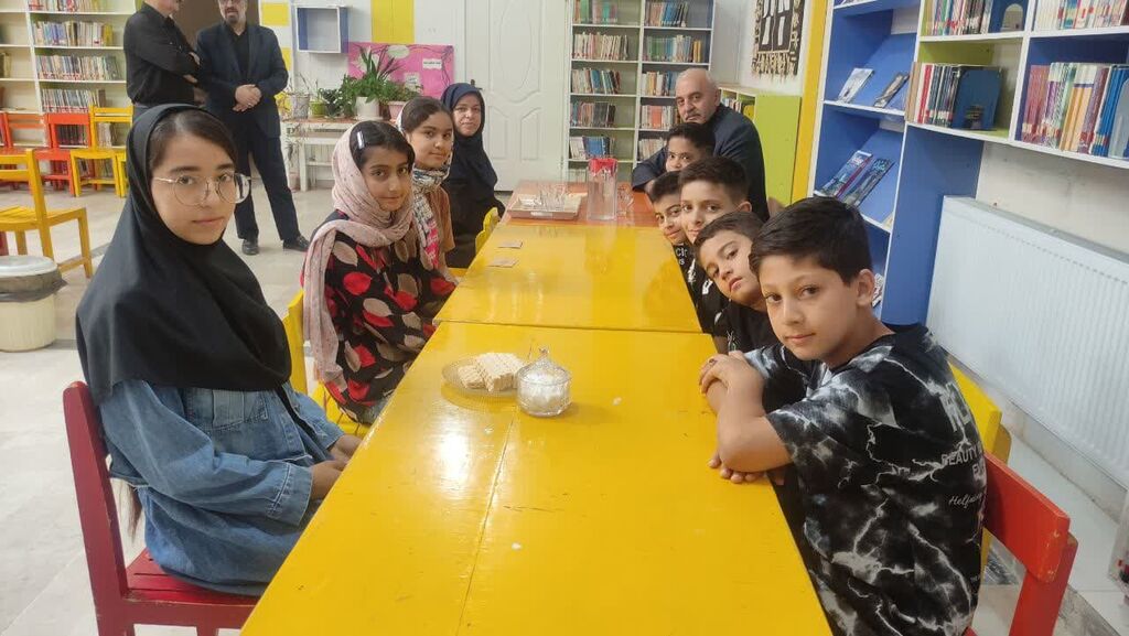 نماینده شهرستان رزن-درگزین به کانون دمق، رزن و درگزین وسایل بازی اهدا کرد