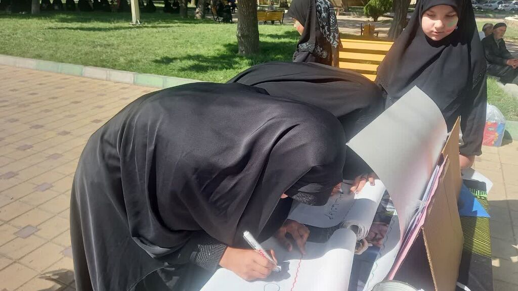 برپایی ایستگاه فرهنگی مرکز سنقر در مراسم تشییع با شکوه شهید ایزدی