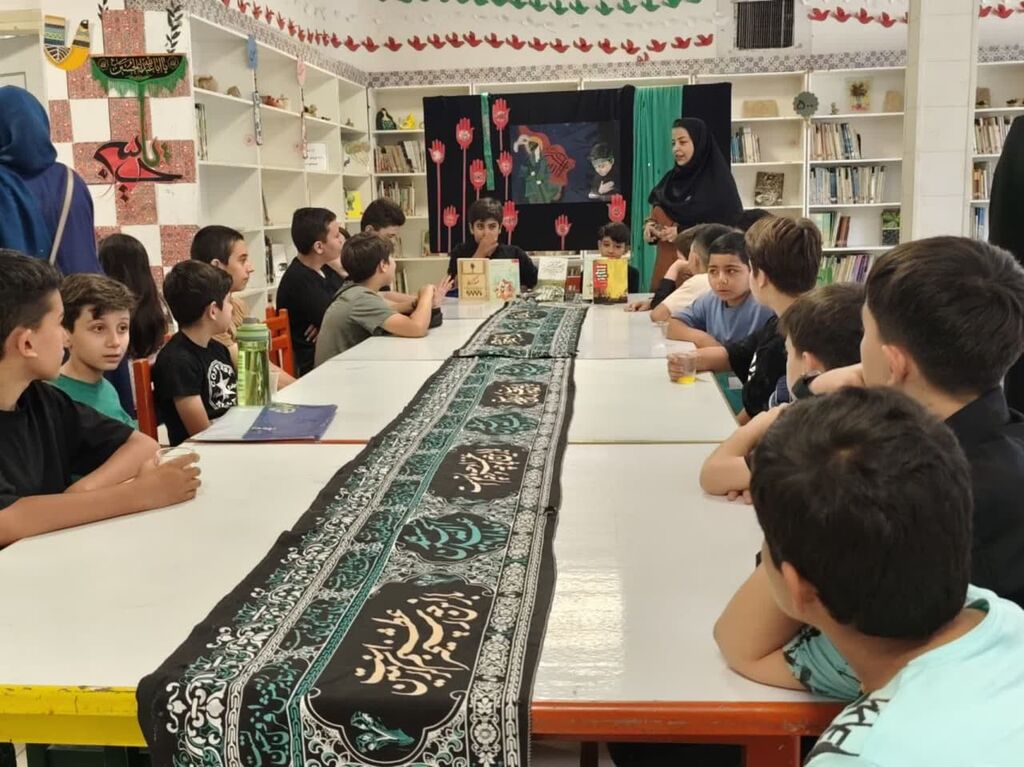 خدمت حسینی در چایخانه‌ای کودکانه