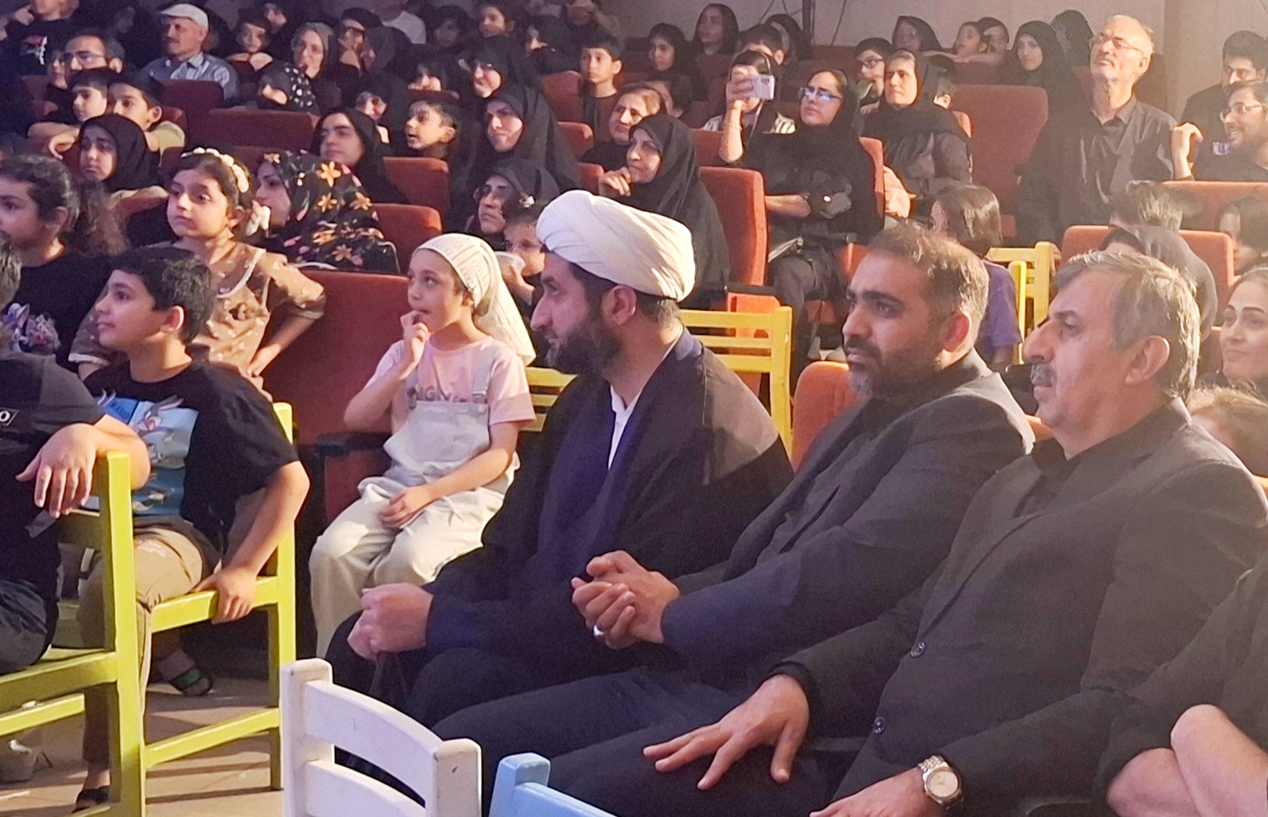 بازدید نماینده مجلس و مسئولان استانی از سوگواره هنری «عاشورا به روایت نسل نو» در اهواز