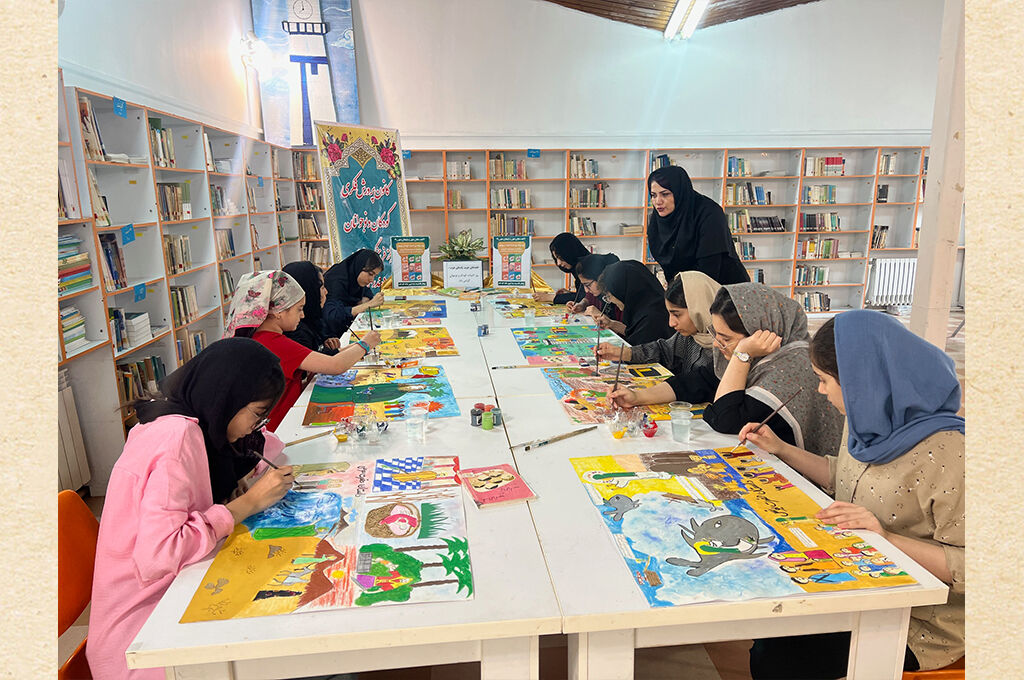 اعضای کانون انزلی  با «رنگ و قلم»  به استقبال آثار مهدی آذریزدی رفتند