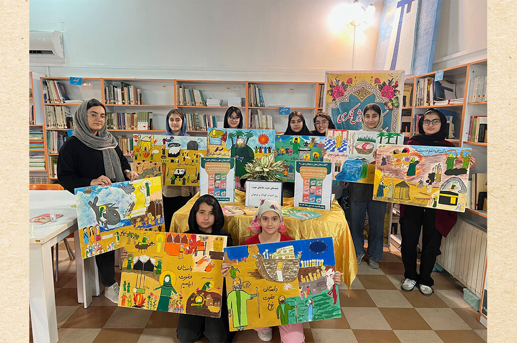 اعضای کانون انزلی  با «رنگ و قلم»  به استقبال آثار مهدی آذریزدی رفتند