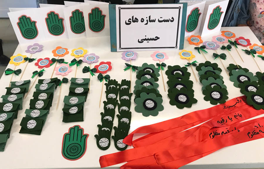 اعضای مرکز ۴ کانون اردبیل دست‌سازه‌های حسینی را برای اهدای به زائران اربعین آماده کردند