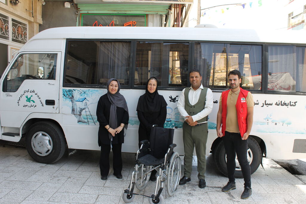 همکاری کتابخانه سیارشهری شماره ۱ مشهد با انجمن بهبودیافتگان