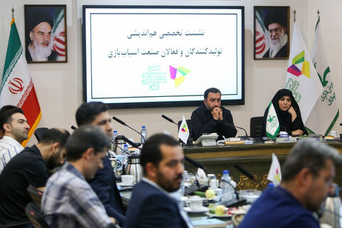 نشست هم‌اندیشی تولیدکنندگان و فعالان صنعت اسباب‌بازی
