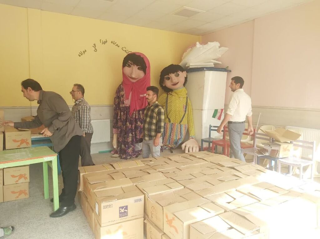 ارسال ۶۰۳۶ جلد کتاب و اسباب بازی به کانون همدان