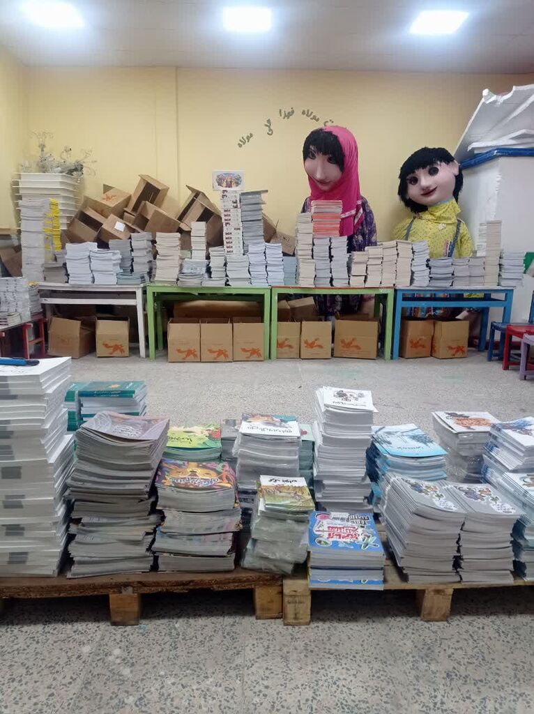ارسال ۶۰۳۶ جلد کتاب و اسباب بازی به کانون همدان