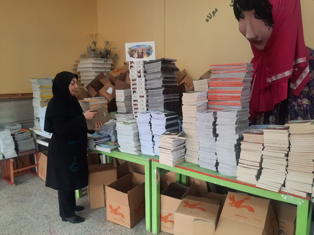 ارسال ۶۰۳۶ جلد کتاب و اسباب بازی به کانون همدان