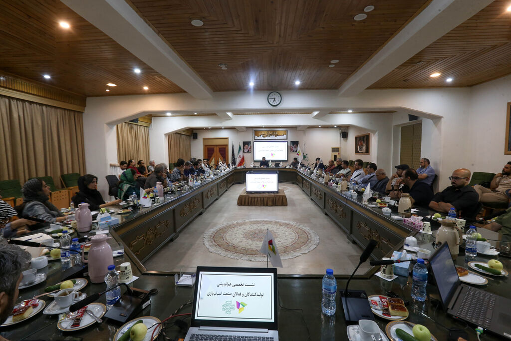 نشست تخصصی هماندیشی فعالان صنعت اسباببازی با مدیرعامل کانون برگزار شد