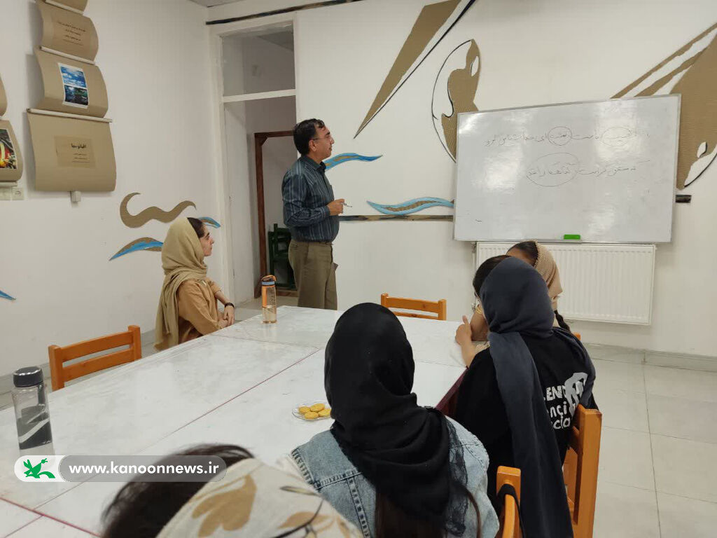 دومین جلسه از سلسله نشستهای صمیمانه با ادبیات در مرکز فرهنگی هنری شماره یک یزد برگزار شد