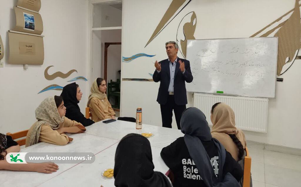 دومین جلسه از سلسله نشستهای صمیمانه با ادبیات در مرکز فرهنگی هنری شماره یک یزد برگزار شد