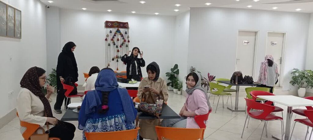 نوجوانان و والدین مجتمع آفرینش کانون کرمانشاه به تماشای فیلم "زیبا صدایم کن" نشستند