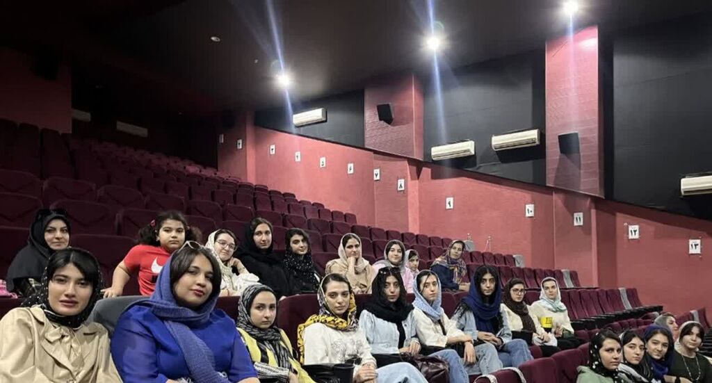 نوجوانان و والدین مجتمع آفرینش کانون کرمانشاه به تماشای فیلم "زیبا صدایم کن" نشستند