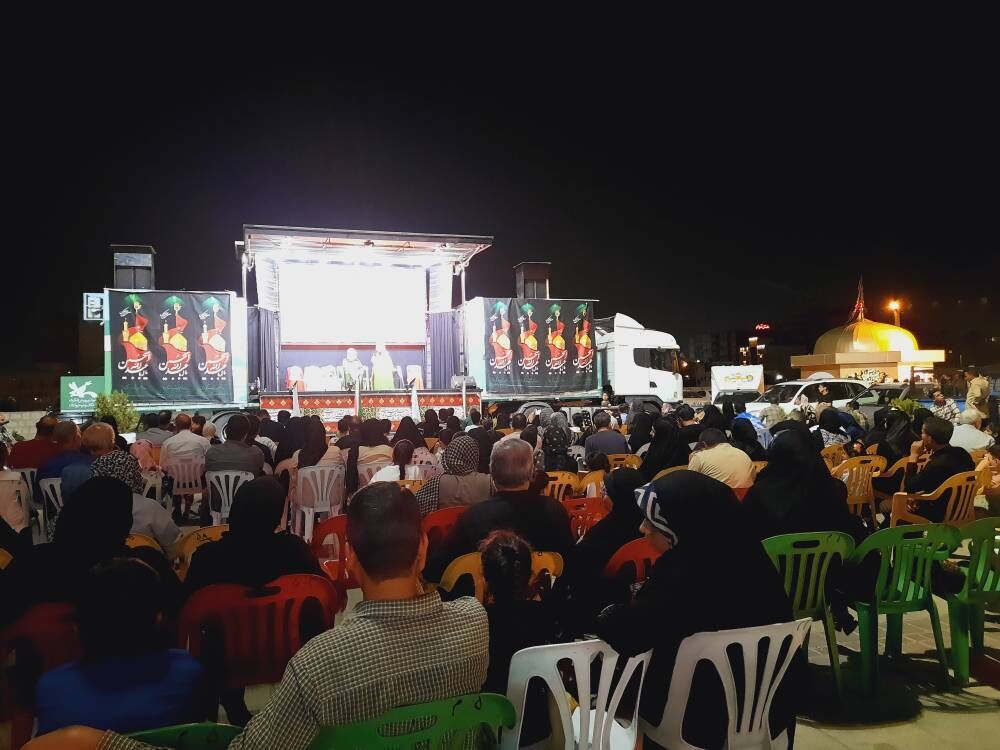 نخستین اجرای تریلی سیار کانون پرورش فکری فارس با نمایش «قصههای واقعی»