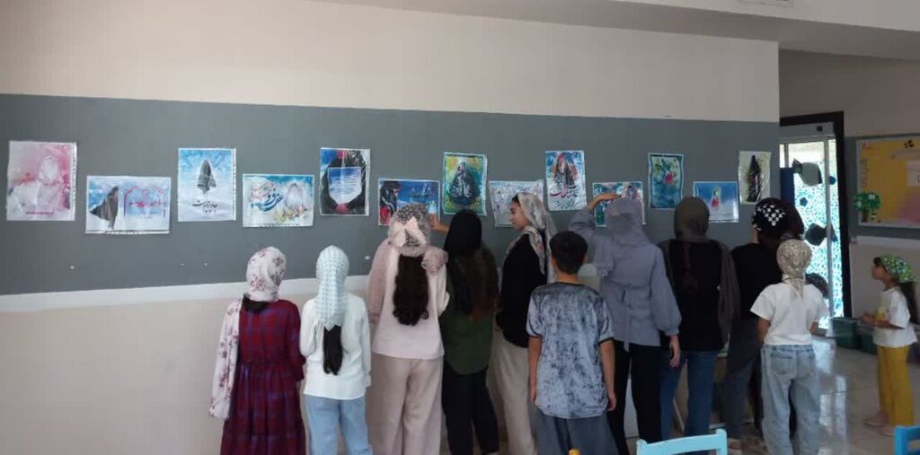 برپایی نمایشگاه پوستر عفاف و حجاب در مرکز روانسر