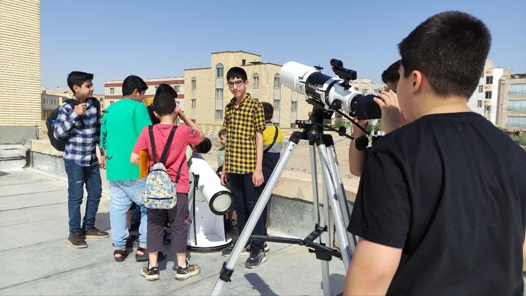 تجربه شگفتانگیز کار با تلسکوپ برای اعضای مجتمع فرهنگی هنری سمنان