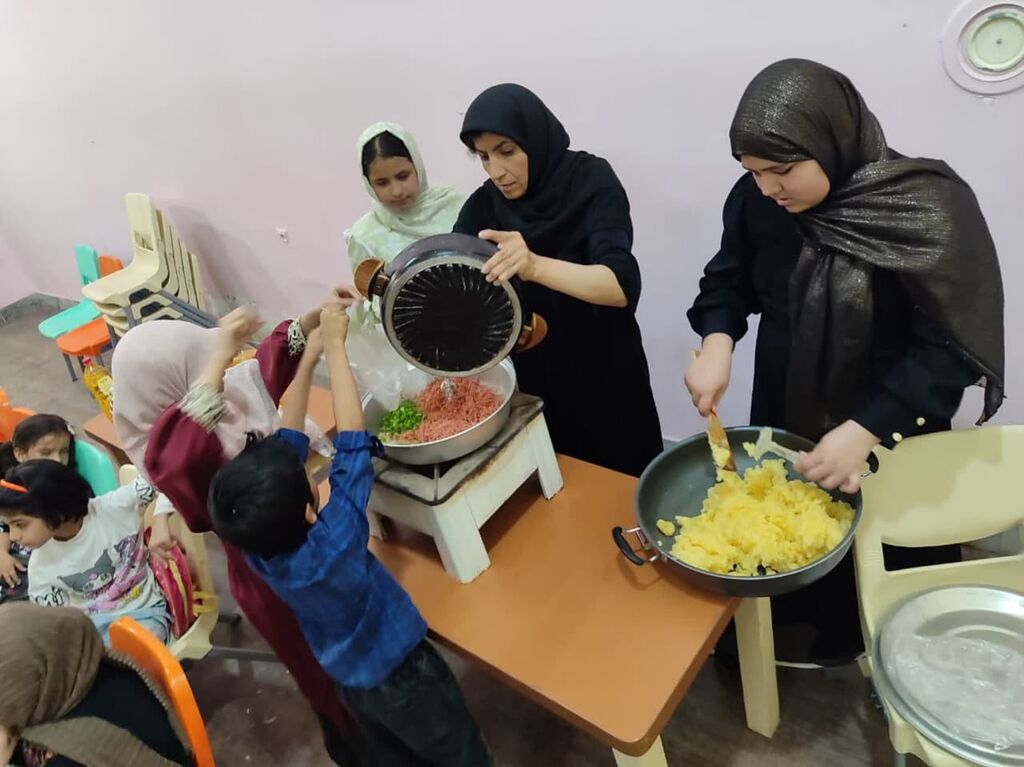 کارگاه پخت سمبوسه با حضور اعضا و والدین مرکز فرهنگی کاشمر