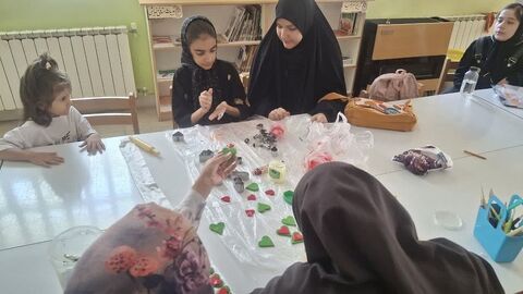 گزارش تصویری ساخت دست‌سازه‌های کودکان و نوجوانان استان اصفهان برای زائران اربعین حسینی