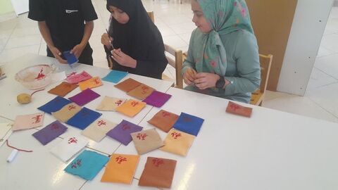 گزارش تصویری ساخت دست‌سازه‌های کودکان و نوجوانان استان اصفهان برای زائران اربعین حسینی