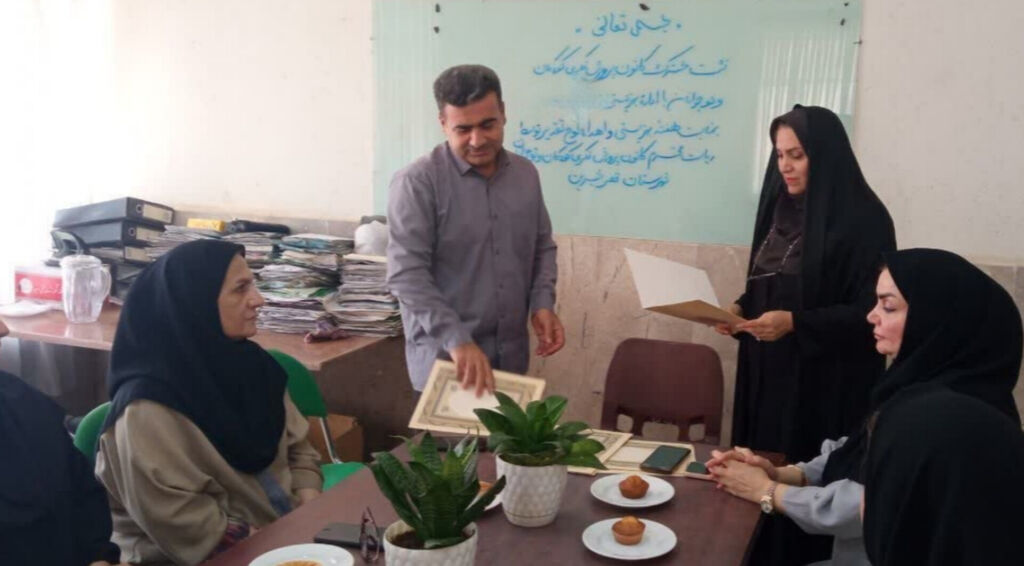 تجلیل از خانواده شهید و جانفشانی کارکنان بهزیستی قصرشیرین در جنگ ۱۲روزه