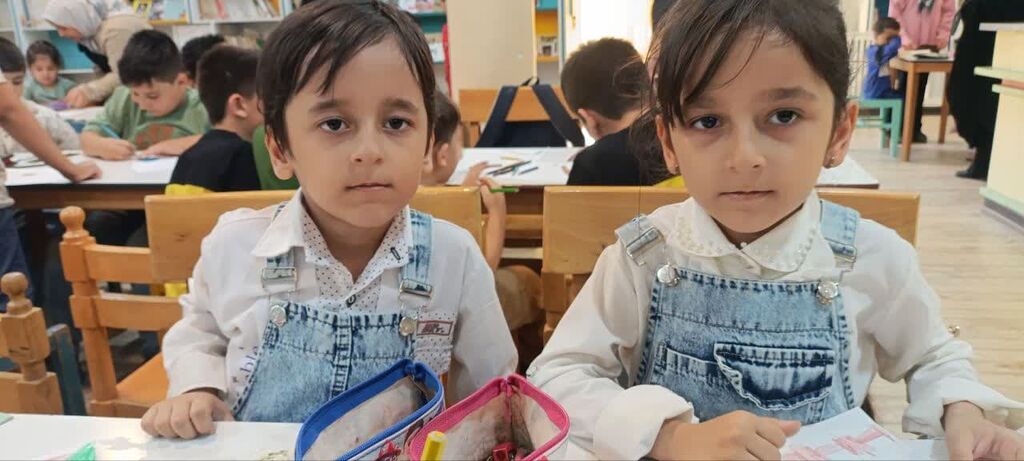 برگزاری کارگاه نقاشی همدلی با حضور چندقلوها در مرکز فرهنگی قوچان