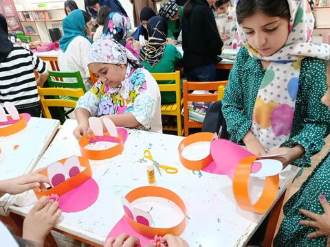 ساخت کلاه آفتابی در کارگاه کاردستی مرکز فرهنگی تایباد