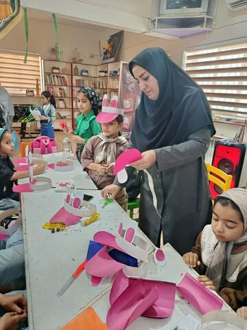 ساخت کلاه آفتابی در کارگاه کاردستی مرکز فرهنگی تایباد