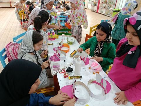 ساخت کلاه آفتابی در کارگاه کاردستی مرکز فرهنگی تایباد