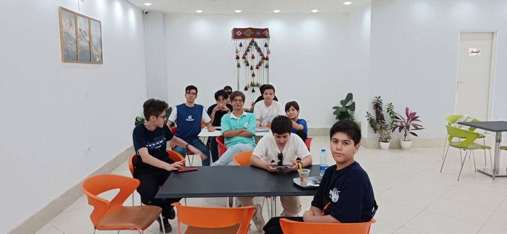 نوجوانان مرکز شمار۲ و مجتمع آفرینش کرمانشاه در سینما به تماشای فیلم نشستند