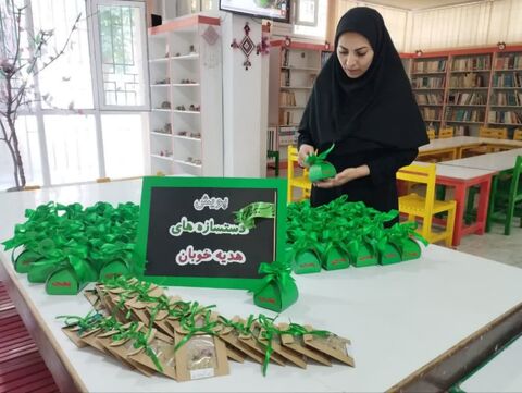 همزمان با فعالیت های تابستانی، اجرای پویش«هدیه خوبان»، دست سازه های حسینی در مراکز کانون استان آذربایجان غربی با حضور اعضای کودک و نوجوان