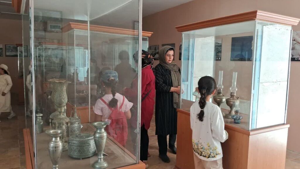 بازدید والدین و اعضای مرکز کنگاور از موزه و معبد آناهیتا