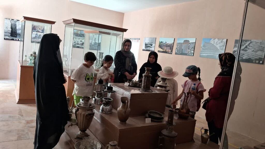 بازدید والدین و اعضای مرکز کنگاور از موزه و معبد آناهیتا