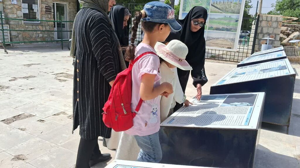 بازدید والدین و اعضای مرکز کنگاور از موزه و معبد آناهیتا