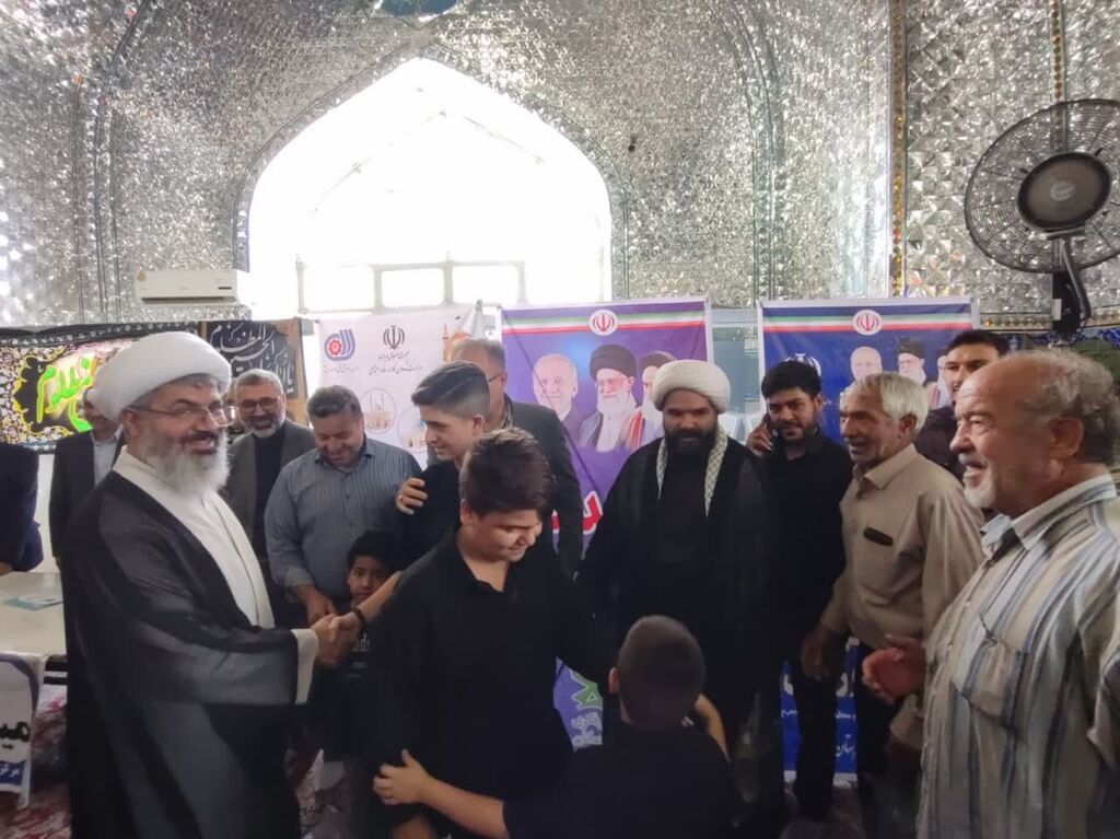 میز خدمت مرکز فرهنگی کاشمر در مراسم نمازجمعه برپا شد