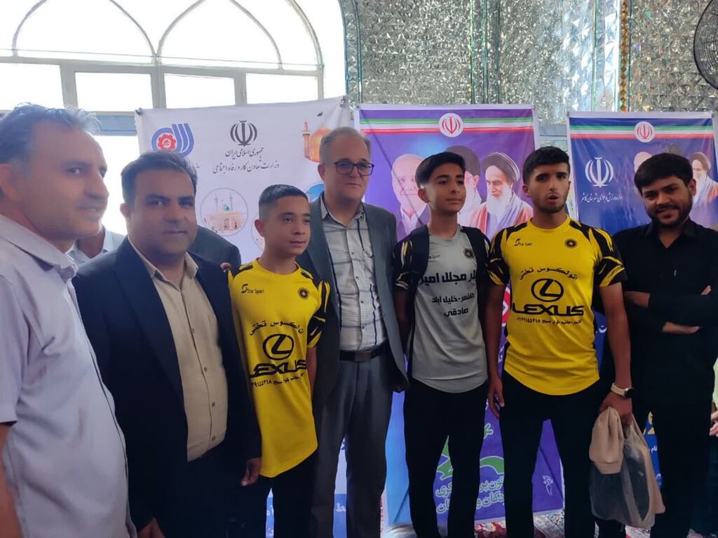 میز خدمت مرکز فرهنگی کاشمر در مراسم نمازجمعه برپا شد