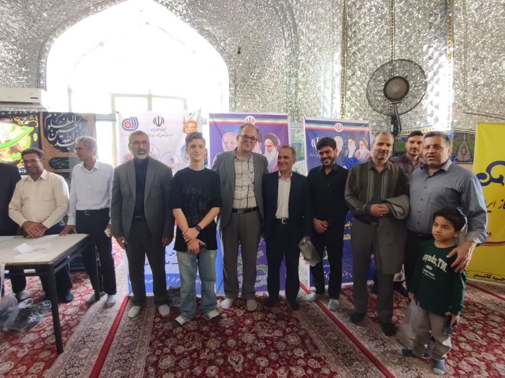 میز خدمت مرکز فرهنگی کاشمر در مراسم نمازجمعه برپا شد