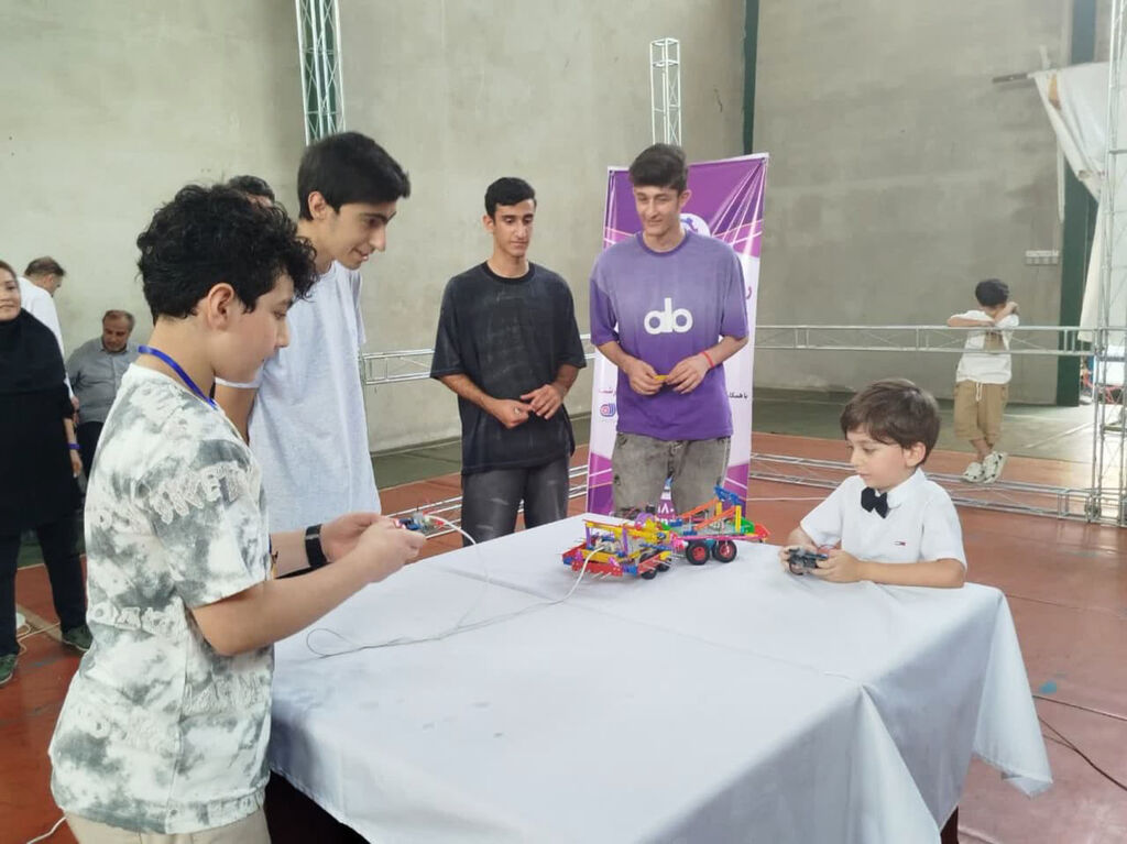 رقابت هیجانانگیز رباتهای جنگجو در رشت/ رویدادی برای پرورش توانمندیهای مهارتی آیندهسازان