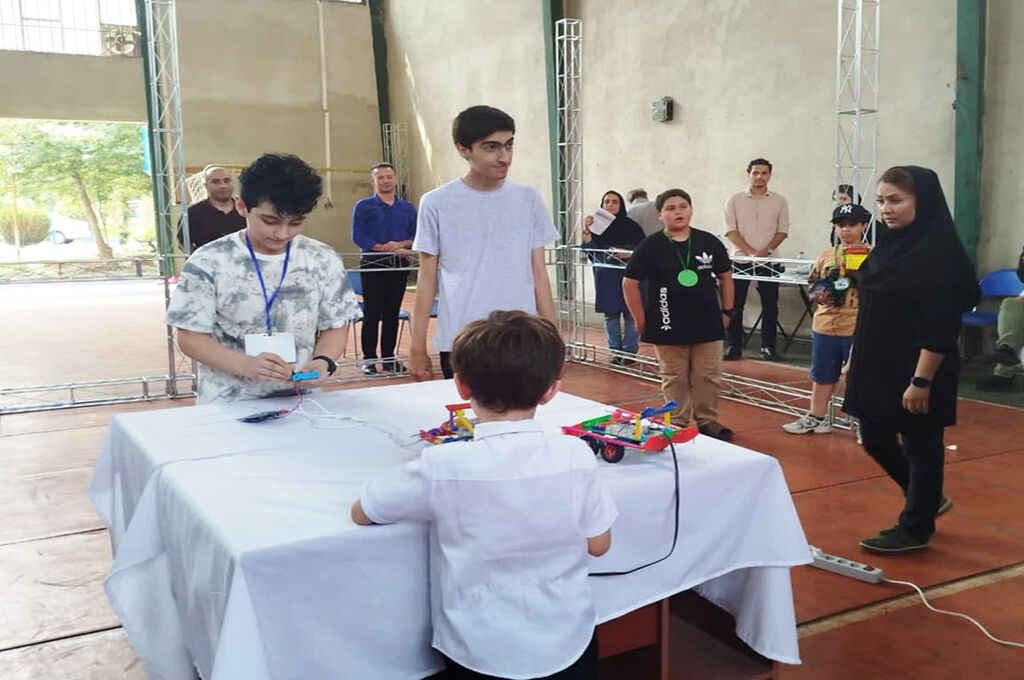 رقابت هیجانانگیز رباتهای جنگجو در رشت/ رویدادی برای پرورش توانمندیهای مهارتی آیندهسازان