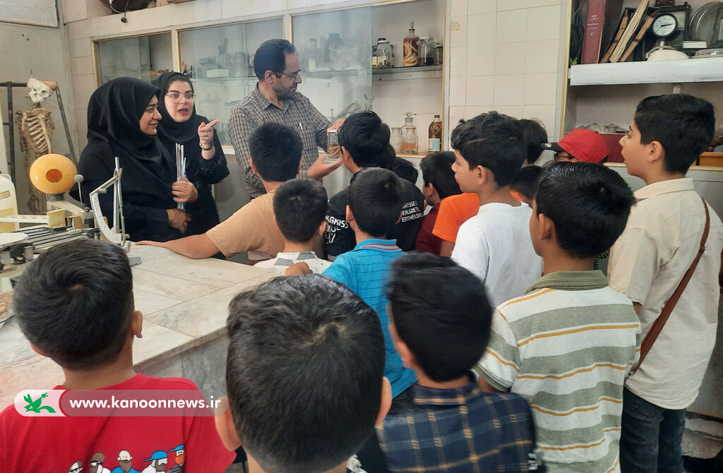روز جهانی سنگ اردکان اعضای کانون از آزمایشگاه مرکزی مدارس اردکان بازدید کردند
