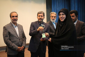 درخشش زکیه عباسی مربی کانون استان در بیست و سومین جشنواره قلم زرین