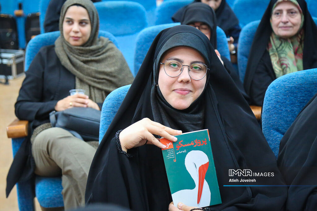 درخشش زکیه عباسی مربی کانون استان در بیست و سومین جشنواره قلم زرین