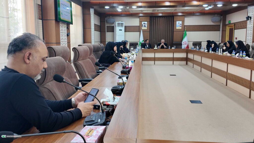 نشست صمیمی افشین علاء، مشاور مدیر عامل و شاعر کودک ونوجوان با کارشناسان و مسئولین مراکز فرهنگی هنری کانون استان قم