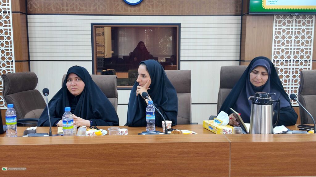 نشست صمیمی افشین علاء، مشاور مدیر عامل و شاعر کودک ونوجوان با کارشناسان و مسئولین مراکز فرهنگی هنری کانون استان قم