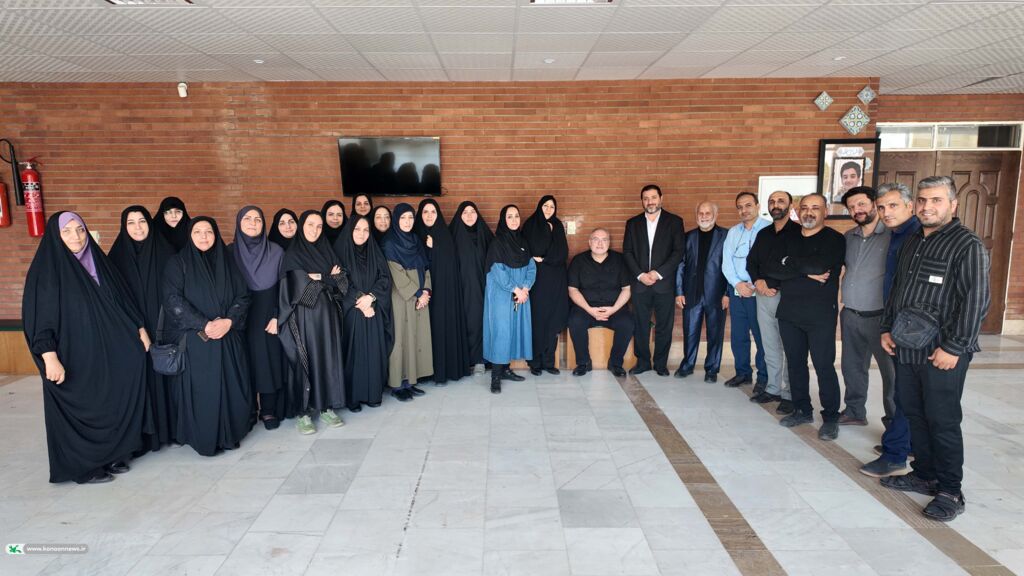 نشست صمیمی افشین علاء، مشاور مدیر عامل و شاعر کودک ونوجوان با کارشناسان و مسئولین مراکز فرهنگی هنری کانون استان قم