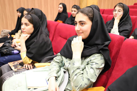 نقد و بررسی کتاب «پری‌چهر» در ویژه‌برنامه ادبی «دیدار آشنا»