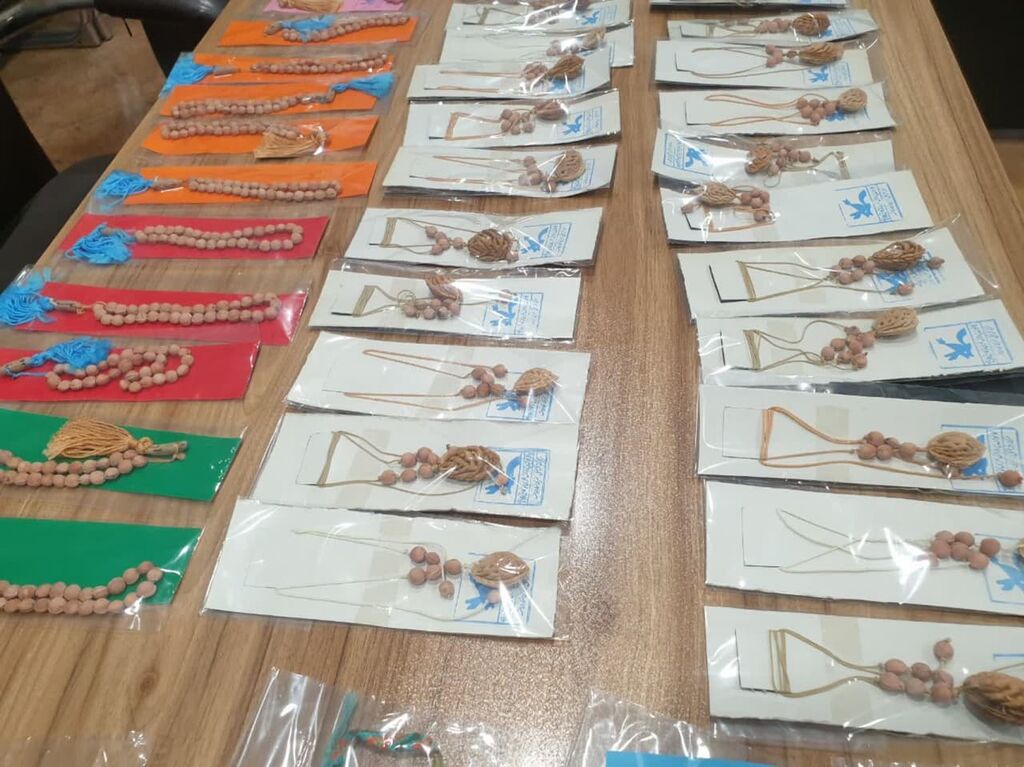 دست‌سازه‌های کودکان خراسانی در مسیر پیاده‌روی اربعین