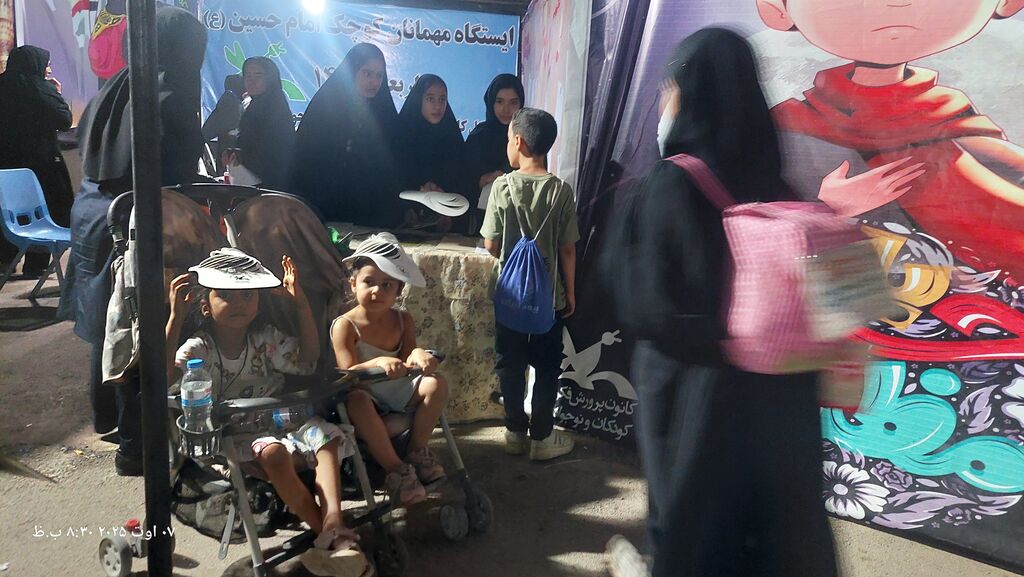 خدمترسانی نوجوانان کنشگربه میهمانان کوچک امام حسین (ع)درایستگاه کانون