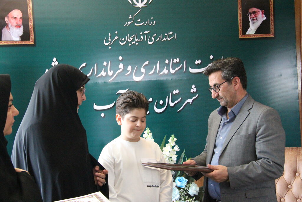 تجلیل از عضو برگزیده کانون با حضور مدیرکل و فرماندار