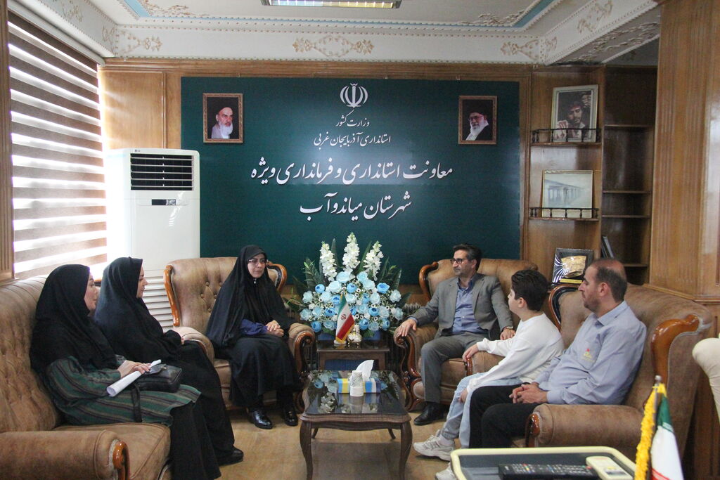 تجلیل از عضو برگزیده کانون با حضور مدیرکل و فرماندار